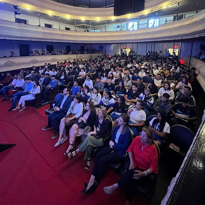  charla debate con jóvenes de colegios secundarios